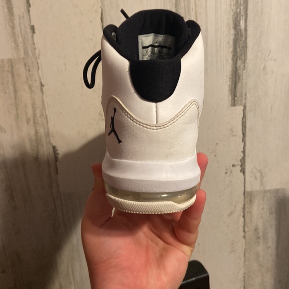 They are a pair of Jordan 10s size 6y - Picture 3 of 7